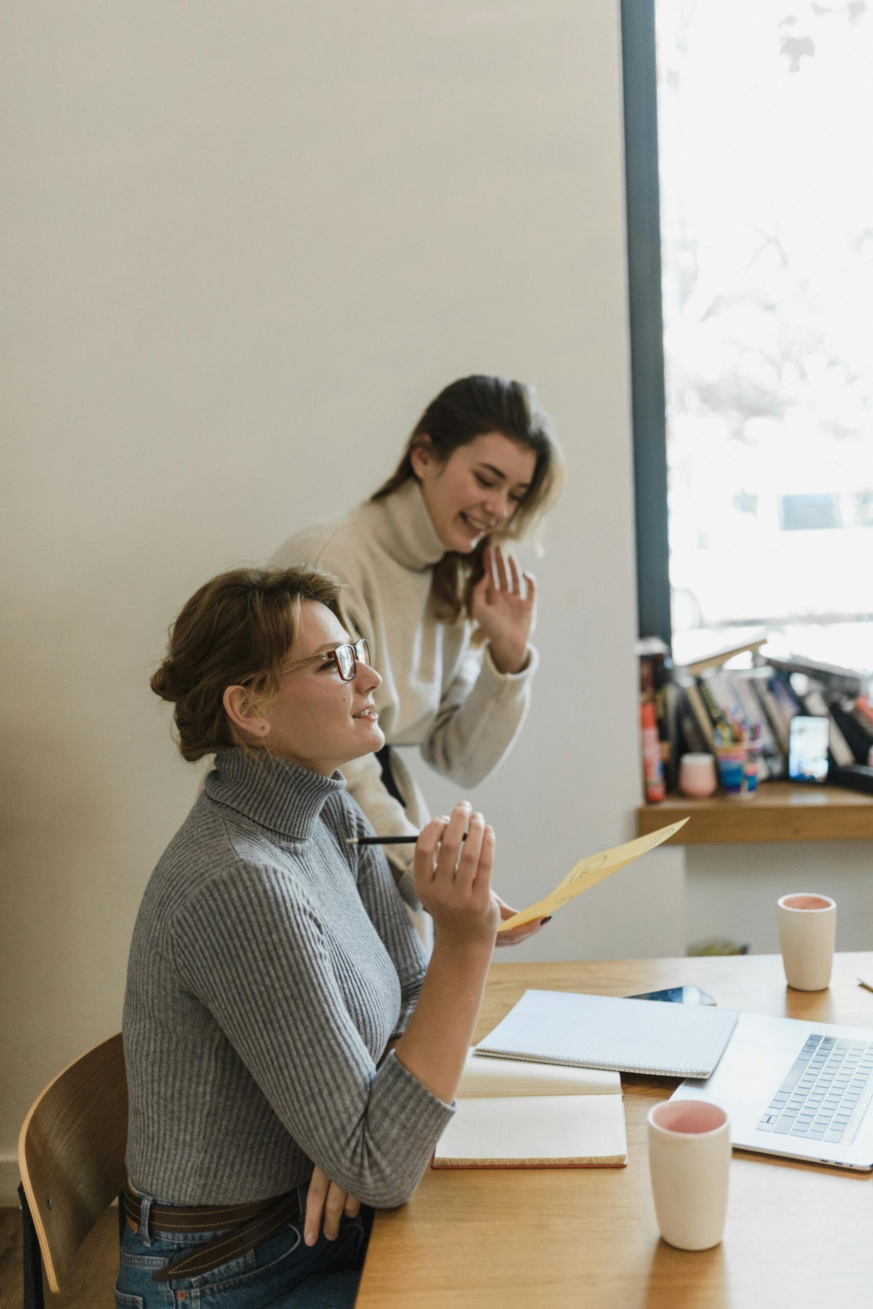 Profesionales practicando conversaciones en inglés